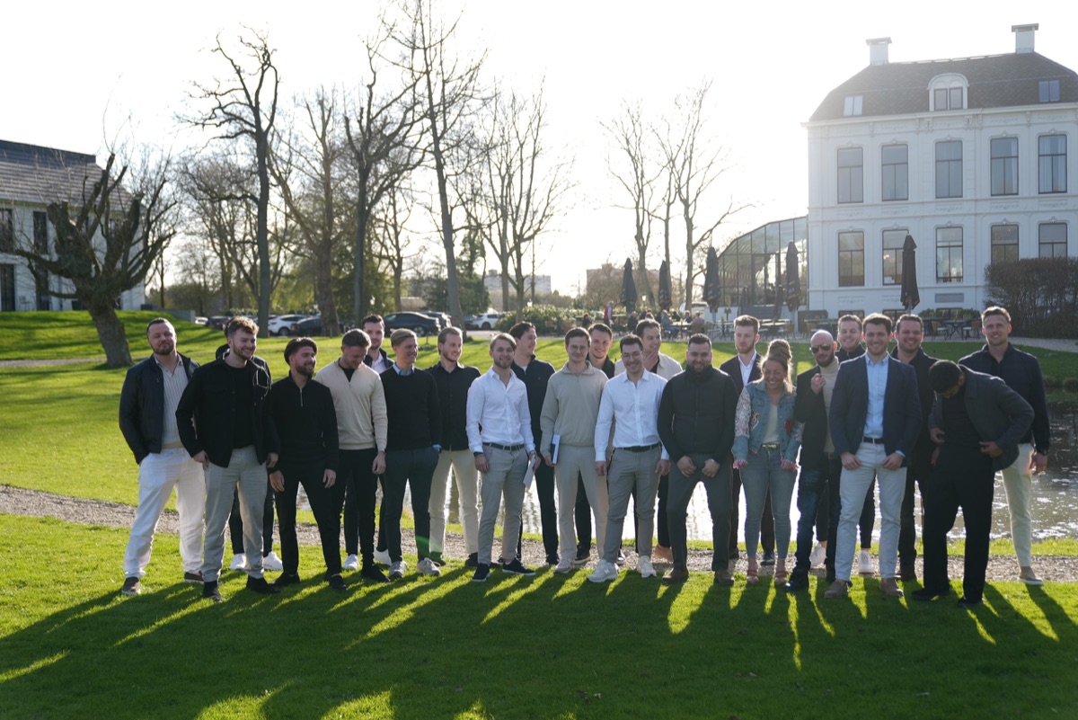 Vanguard-leden buiten op Flora Batavia