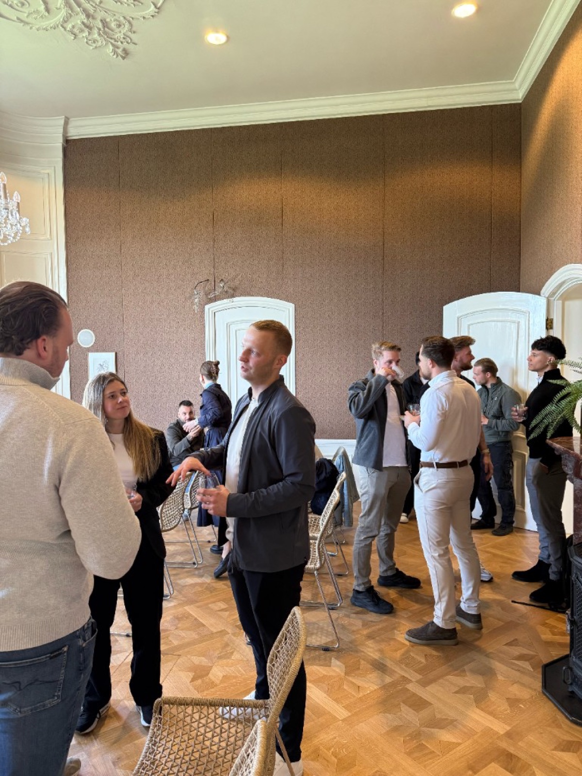 Vanguard-leden in gesprek in een zaal van Kasteel Maurick